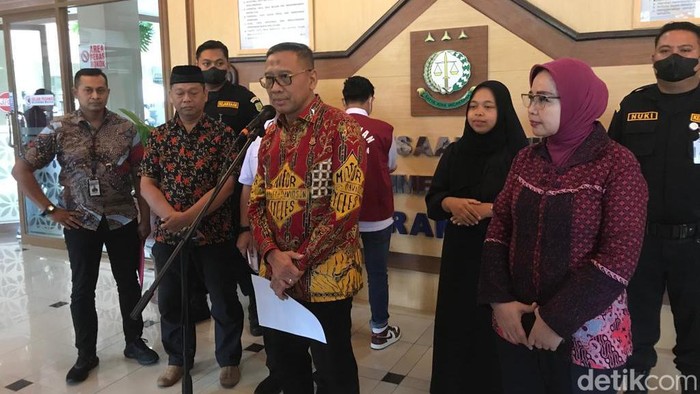 Kepala Kejati DIY, Ponco Hartanto saat menggelar jumpa pers di Kantor Kejaksaan Tinggi DIY, Jumat (14/4/2023).