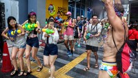 Meskipun asal usul dari pesta perang air ini tidak jelas berasal dari mana, namun dapat diyakini bahwa tradisi pesta perang air bekas memandikan patung budha ini merupakan bentuk pembersihan diri dari dosa dan membawa keberuntungan di Tahun Baru.   