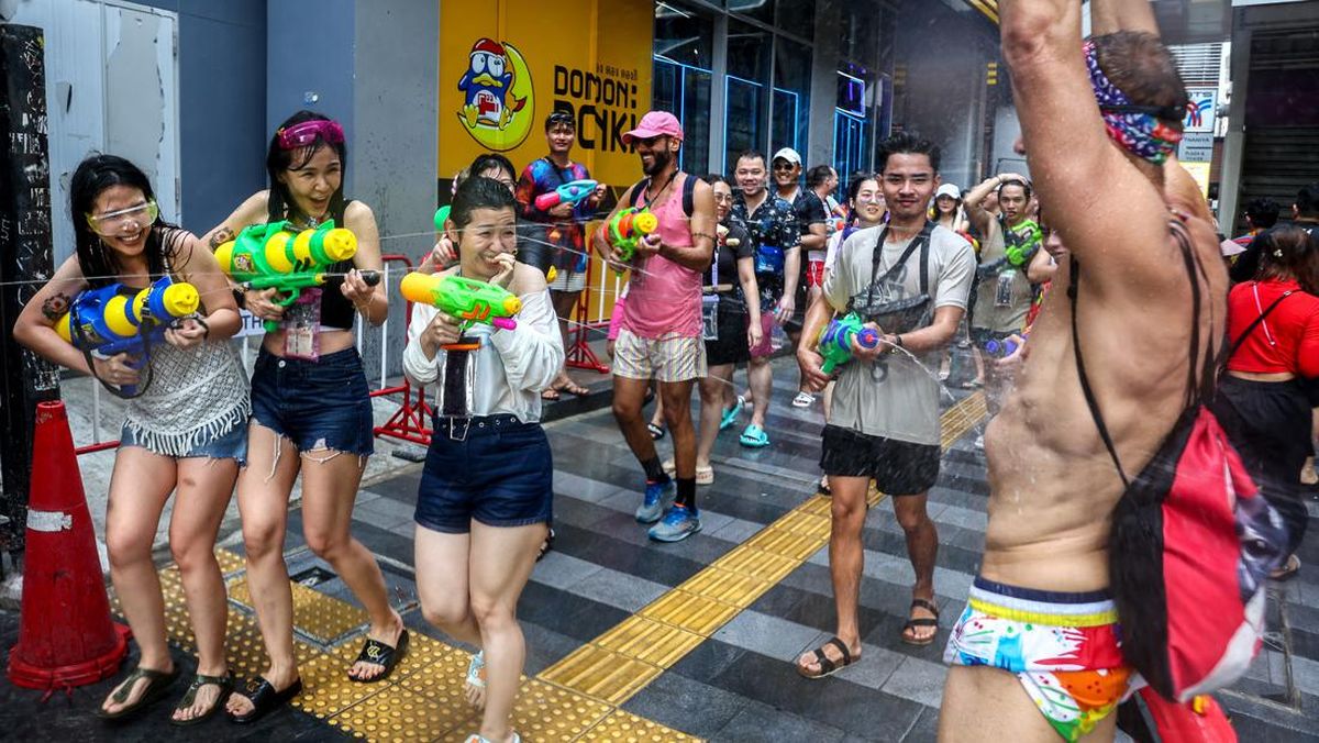 2 Turis Pria dari Korea Seks Oral Saat Festival Songkran, Netizen Marah!