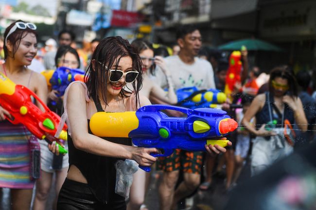 Meriahnya Festival Songkran Bikin Turis Bahagia