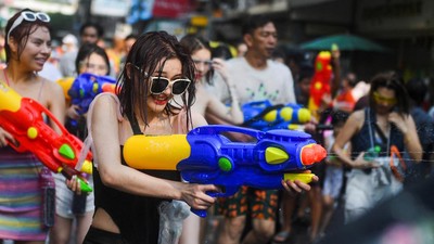 Keseruan Perang Air di Bangkok Saat Tahun Baru Thailand