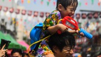 Sampai saat ini, pertarungan air menjadi acara yang sangat populer bagi wisatawan dan penduduk setempat dalam memperingati perayaan Tahun baru ini dengan menyiram air satu sama lain di jalanan.  