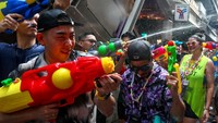 Salah satu kegiatan yang paling favorit dan ditunggu di Festival ini adalah pesta perang airnya. Selain itu, kegiatan ini juga merupakan ajang yang tepat untuk penduduk setempat berkumpul bersama keluarga dan teman-teman dalam merayakan awal tahun baru Siam.  