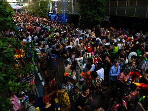 Nahasnya Turis China, Ikut Festival Songkran Malah Dicopet