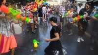 Festival ini ditandai dengan pergantian musim dari musim kemarau ke musim hujan serta saat Thailand sedang panas panasnya sehingga sangat cocok untuk bermain perang air di Festival ini.   