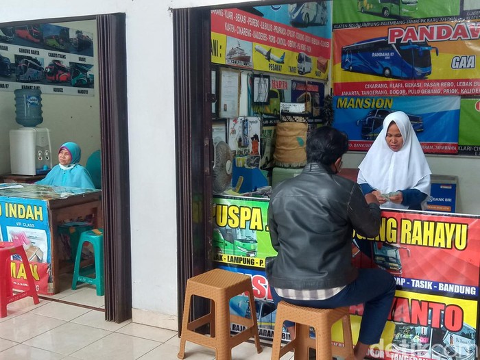 Kios agen tiket bus di Terminal Ir Soekarno Klaten mulai didatangi warga yang mencari tiket balik Lebaran 2023, Jumat (14/4/2023) siang.