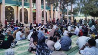 Ribuan warga dari berbagai wilayah ikut serta menikmati Kolak Ayam di halaman Masjid Jami Sunan Dalem. Masjid tersebut juga peninggalan putra Sunan Ampel. Foto: Jemmi Purwodianto/detikJatim