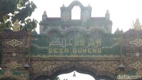 Gapura Desa Gumeno. Tradisi Sanggring digelar warga Desa Gumeno, Manyar, Gresik sejak zaman putra Sunan Dalem. Foto: Jemmi Purwodianto/detikJatim