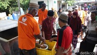 Uniknya dalam Tradisi Sanggring, semua yang memasak atau yang menyiapkan persiapan tradisi tersebut adalah laki-laki.  Foto: Jemmi Purwodianto/detikJatim