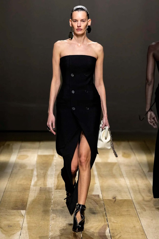 Inilah koleksi terbaru Alexander McQueen Fall/Winter 2023. Foto: Dok. Alexander McQueen.