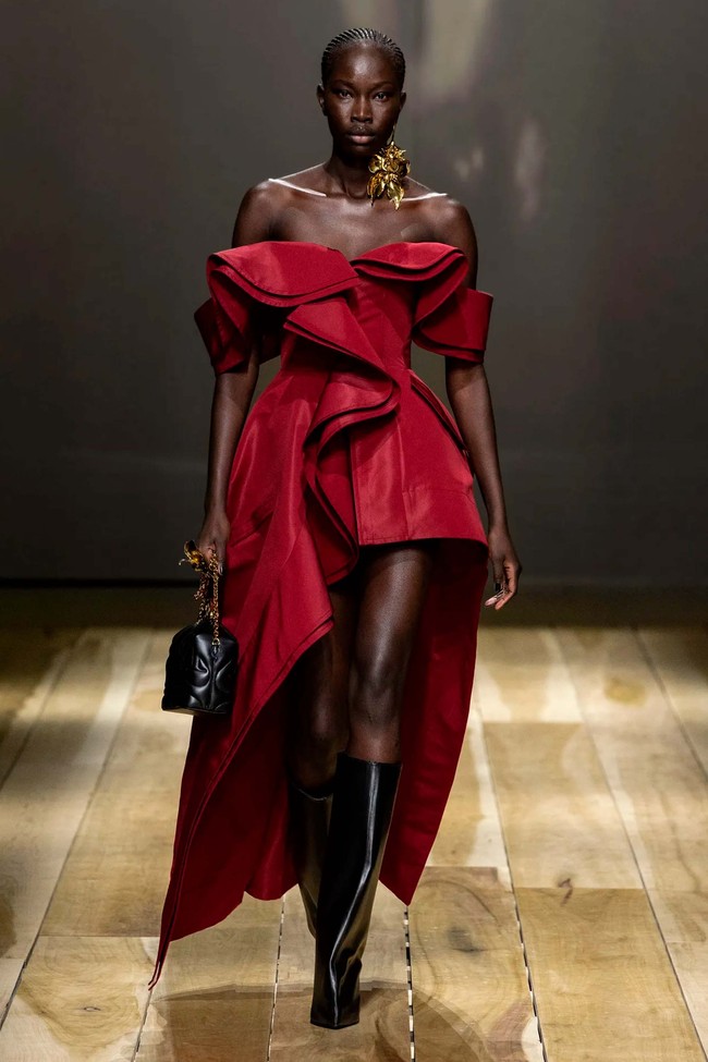 Inilah koleksi terbaru Alexander McQueen Fall/Winter 2023. Foto: Dok. Alexander McQueen.