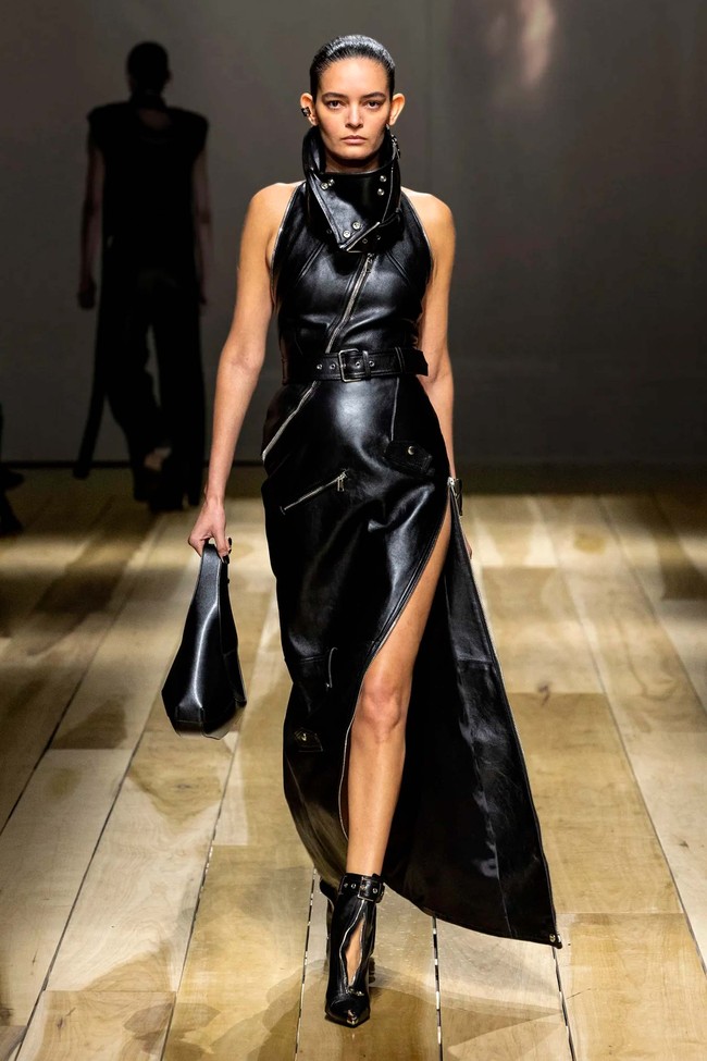 Inilah koleksi terbaru Alexander McQueen Fall/Winter 2023. Foto: Dok. Alexander McQueen.