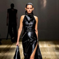 Inilah koleksi terbaru Alexander McQueen Fall/Winter 2023. Foto: Dok. Alexander McQueen.