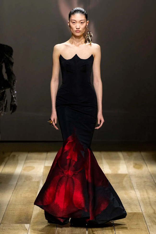 Inilah koleksi terbaru Alexander McQueen Fall/Winter 2023. Foto: Dok. Alexander McQueen.