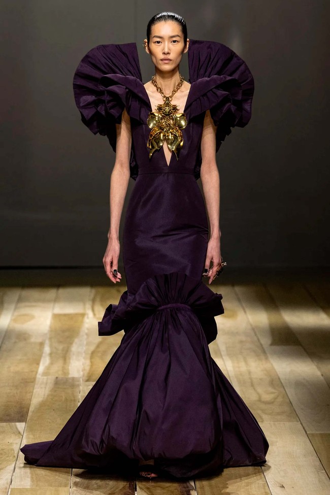 Inilah koleksi terbaru Alexander McQueen Fall/Winter 2023. Foto: Dok. Alexander McQueen.