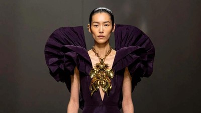 10 Koleksi Busana Alexander McQueen Fall/Winter 2023, Keindahan Anatomi Tubuh