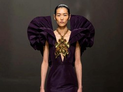 10 Koleksi Busana Alexander McQueen Fall/Winter 2023, Keindahan Anatomi Tubuh