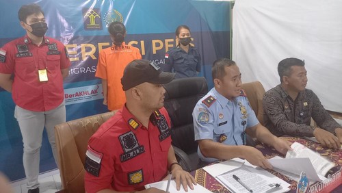 Konferensi pers pendeportasian warga negara asing (WNA) asal Jepang berinisial NO di Kantor Imigrasi Kelas II TPI Singaraja, Jumat (14/4/2023).