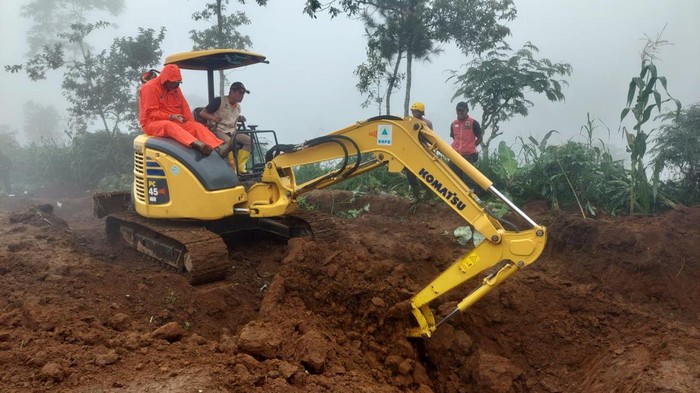 Satu unit alat berat milik BPBD Banjarnegara diterjunkan untuk mencari jenazah korban Mbah Slamet di Desa Balun.