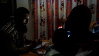 Aliran listrik dipadamkan berjam-jam hampir setiap hati, sehingga warga yang terdampak kesulitan menjalani rutinitas.  