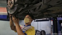 Sejumlah parawatan dan pergantian suku cadang dilakukan dengan keamanan saat mudik.