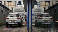 Warga yang tidak mudik juga melakukan service kendaraan mereka untuk keamanan selama mobilitas libur Lebaran 2023.