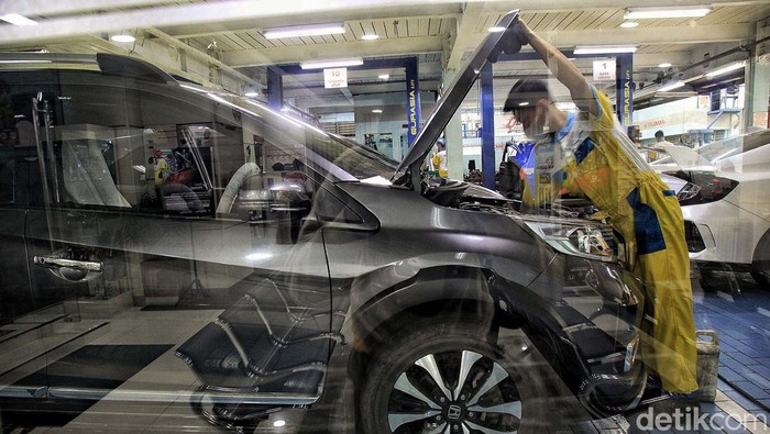 Layanan Service Mobil Meningkat Jelang Mudik Lebaran Permintaan service berkala mobil meningkat jelang mudik Lebaran 2023. Seperti terlihat di Dealer Honda Basuki Rachmat, Jawa Timur ini.