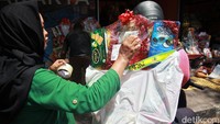 Pedagang menjual parsel dengan berbagai ukuran. 