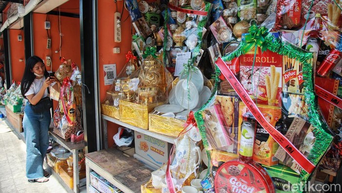 Lebaran Sudah Dekat, Pedagang Parsel Raup Untung Para pedagang parsel beraktifitas di kawasan Barito, Kecamatan Kebayoran Baru, Jakarta Selatan, Jumat (14/4/2023). Menjelang Lebaran 2023 para penjual parsel mulai meraup untung. Parsel-parsel tersebut mulai ramai dipesan pada H-10 Lebaran 2023. Berbagai macam parsel lebaran dibanderol dari harga Rp 200.000 hingga Rp 2 juta rupiah.