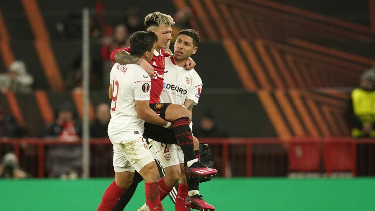 Lisandro Martinez gembira sudah mulai pulih 100 persen. (Foto: AP/Dave Thompson)