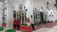 Masuk lagi ke dalam, traveler akan menemukan lokasi dari Makam Mbah Priok. Makam ini merupakan tujuan utama para traveler yang berwisata religi di tempat ini. Namun sayang hanya orang tertentu saja yang diperbolehkan memasuki ruangan tersebut. Di bagian luar ruangan, terdapat ornamen Islami, doa-doa, hingga foto. (Weka Kanaka/detikcom)