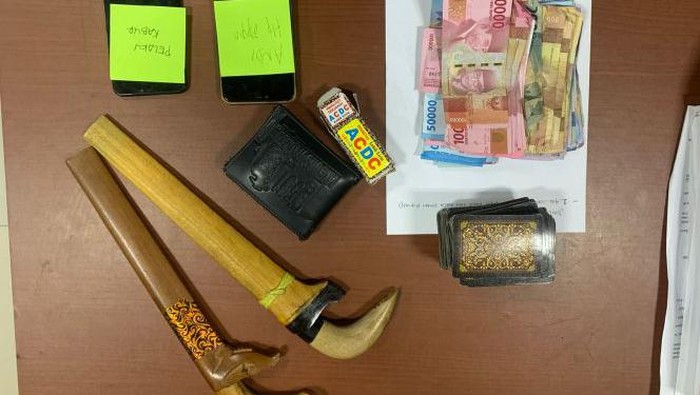Lima pria di Kabupaten Mamuju, Sulawesi Barat (Sulbar) ditangkap saat bermain judi kartu joker dan kiu-kiu di malam Ramadan.