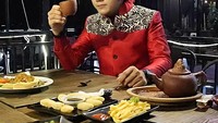 Pesulap berusia 27 tahun ini juga hobi nongkrong di kafe. Ia menikmati cireng dan kentang goreng yang lezat. Foto: Instagram @marchelradival1