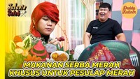 Pesulap Merah pernah berkolaborasi dengan YouTuber Daddy Kuliner. Ia tampak menikmati makanan serba merah yang unik. Foto: Instagram @marchelradival1