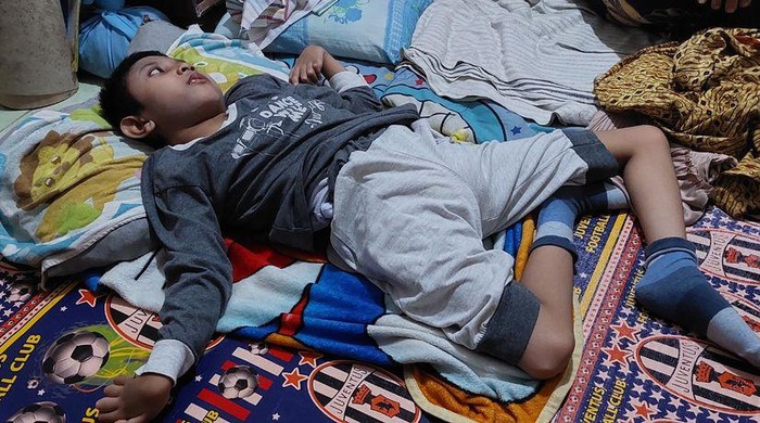 Setelah ditinggal kedua orangtuanya, Alvino, anak penderita cerebral palsy tinggal bersama kakek neneknya.  Yuk, kita bantu Alvino lewat berbuatbaik.id.
