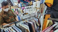 Sejumlah pedagang menyatakan, sepekan menjelang Idul Fitri, nilai transaksi belum mengalami kenaikan signifikan dibandingkan masa sebelum pandemi.