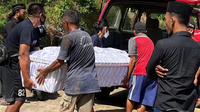 Pengambilan jenazah korban oleh keluarga.