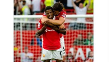 Kekompakan Malacia dan Maguire di pertandingan lawan Sevila, keduanya sama-sama melakukan gol bunuh diri. Foto: Twitter