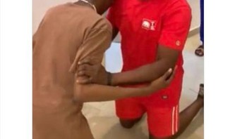 Saat Malacia dan Maguire bertemu di ruang ganti... Foto: Twitter