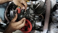 Biasanya, mobil yang dikoleksinya itu memiliki nilai lebih fantastis, entah karena modelnya yang dibuat terbatas di seluruh dunia, atau peredarannya di Indonesia yang tidak banyak, atau bahkan bisa bernilai historis dari mobil-mobil tersebut.