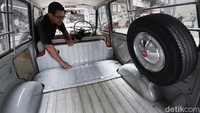 Belasan unit Mazda B600 itu pun berderet rapi, ada yang dari tahun produksi 1963-1966 dengan beragam type orisinil, pick up, sedan, ataupun sedan Deluxe. Mazda itu dipilih lantaran punya kenangan tersendiri bersama sang ayah, pedagang batik yang sering menggunakan mobil untuk berdagang dari Solo ke Jakarta. 
