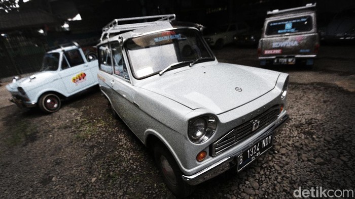 Mengintip Bengkel dan Garasi Mobil Klasik Pak De Bei Pak De Bei Budiono salah satu pecinta mobil klasik, pelestari dan pecinta mobil antik.Β Deretan mobil antik itu mayoritas Mazda B 600 yang sangat unik seperti kotak sabun. Ini potretnya.