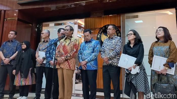 Menko Polhukam Mahfud Md memimpin konferensi pers soal RUU Perampasan Aset, Jumat (14/4/2023).