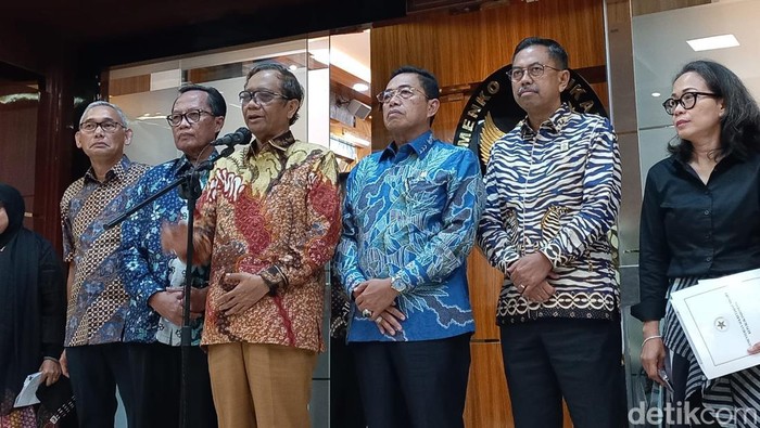 Menko Polhukam Mahfud Md memimpin konferensi pers soal RUU Perampasan Aset, Jumat (14/4/2023).