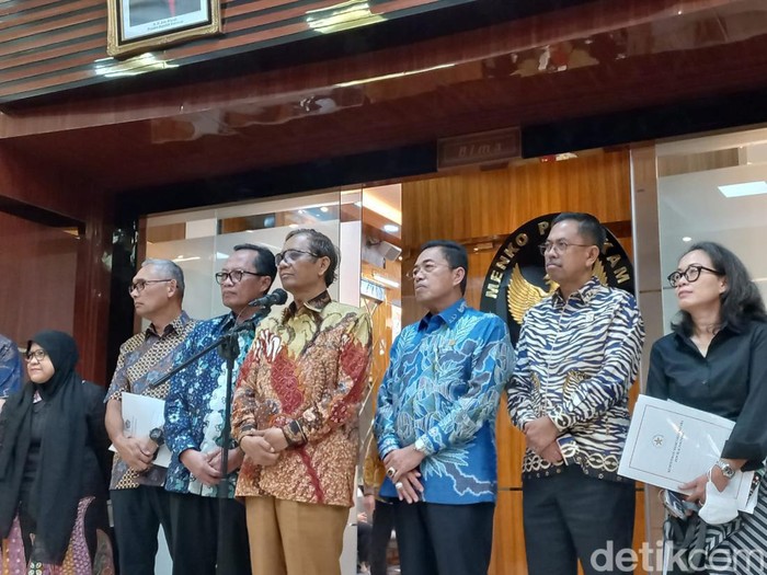 Menko Polhukam Mahfud Md memimpin konferensi pers soal RUU Perampasan Aset, Jumat (14/4/2023).