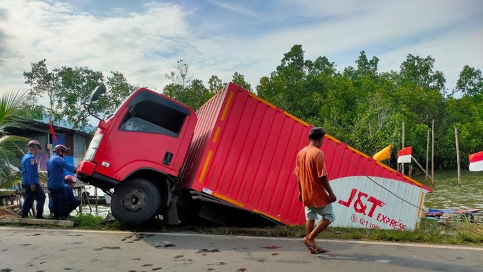 Mobil ekspedisi kecebur ke laut di Palopo, Sulsel.