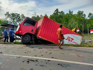 Truk Ekspedisi Nyemplung ke Laut di Palopo Usai Tergelincir saat Tikungan