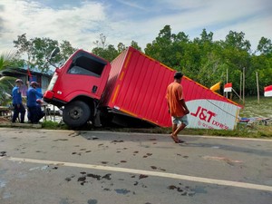 Truk Ekspedisi Nyemplung ke Laut di Palopo Usai Tergelincir saat Tikungan