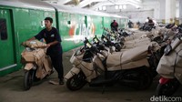 Program ini memfasilitasi masyarakat yang mudik dengan sepeda motor untuk diangkut menggunakan kereta api secara gratis.