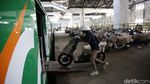 Potret KAI Mulai Angkut Motor Mudik Gratis dengan Kereta Api
